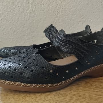 Prodam usnjene temno modre sandale Rieker vel. 38 za 25 EUR