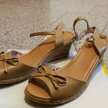 Sandali krem s polno peto 38