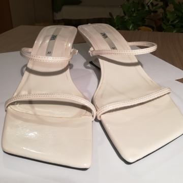 Sandali s peto Zara