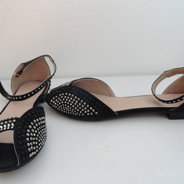 sandali št39 belluci milano s kristalčki,črnimi in belimi.
