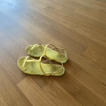 Sandali, stevilka 38