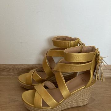 Novi sandali UGG, št. 39,5