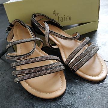 Novi sandali z bleščičkami (št. 37)