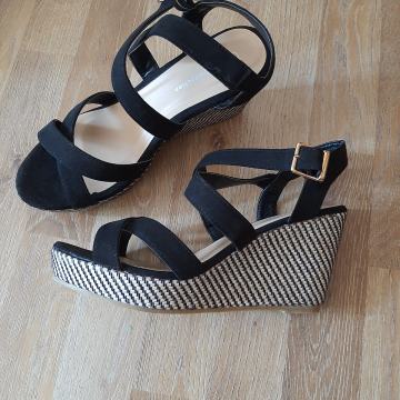 Sandali z polno peto st.40-novi