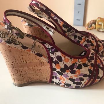 Sandali z visoko polno peto