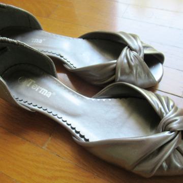 NOVI srebrni sandali št. 38