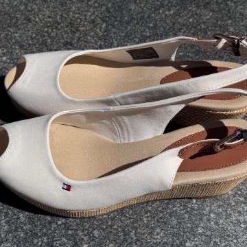Tommy Hilfiber sandali s peti, novi, št.38