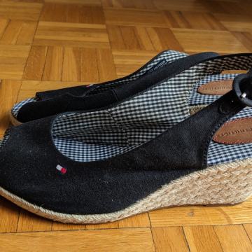 Tommy Hilfiger sandali številka 39