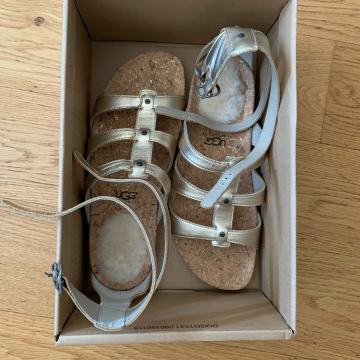 UGG Sechura 40, novi sandali