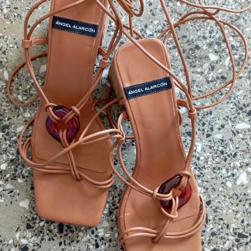 Usnjeni čevlji / Sandali z visoko peto in paščki