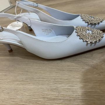 Ženski čevlji z nisko peto