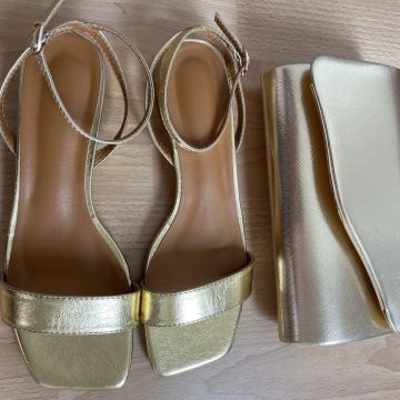 ŽENSKI SANDALI št.40 in VEČERNA TORBICA, zlate barve