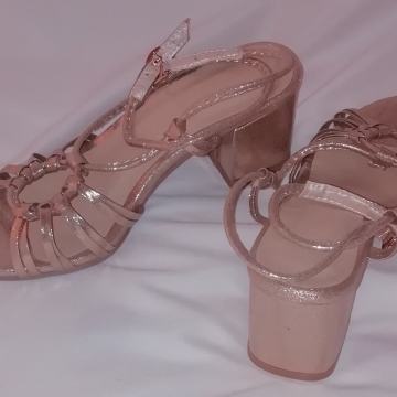 Zlati sandali z debelo peto - 36, novi