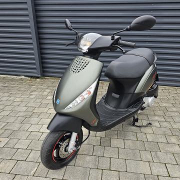 Piaggio ZIP 50 REG. NA 25 KM H. MOŽNOST PLAČILA NA OBROKE 49 cm3