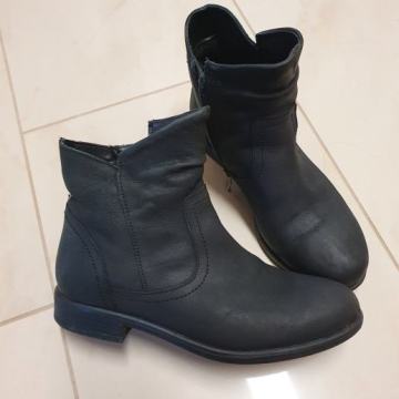 2x škornji - gležnjarji za deklico vel 35 usnjeni