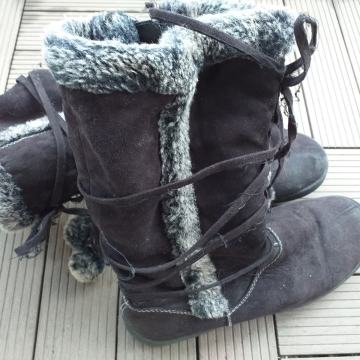 črni škornji iz semiša št.37