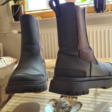 Dekliške škornji ZARA št 38.