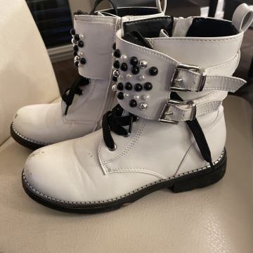 Dekliški bulerji. Škornji. Velikost 35