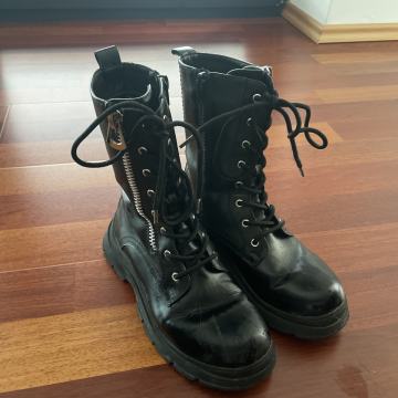 Dekliški gležnarji