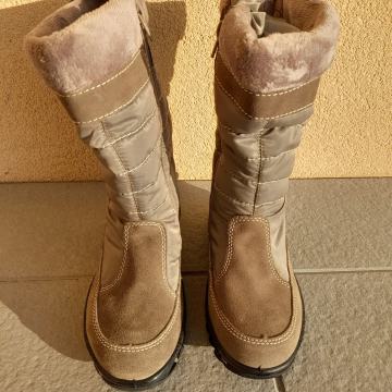 NOVI dekliški škornji št. 33