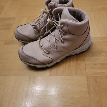 Dekliški zimski gležnarji različne velikosti