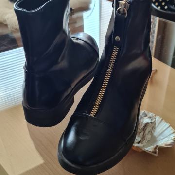 Gležnjarji ZARA za deklico st.35.