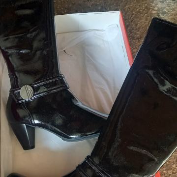 HOGL lakasti škornji 38, nenošeni