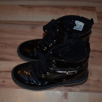 Lakasti dekliški čevlji št 35 - prodam