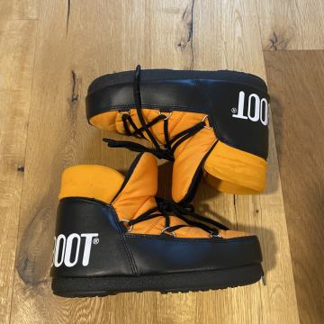 Moon bootsi v oranžno črni barvi