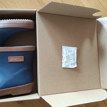 Nizki škorenjčki št. 29 novi