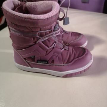 Otroški zimski škornji samo parkrat obuti