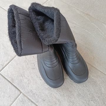 Prodam nove črne, podložene škornje