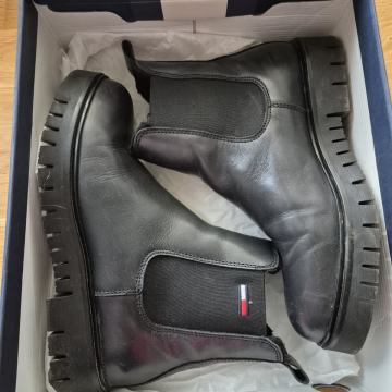 Prodam dekliške gležnjarje Tommy Hilfiger št.37