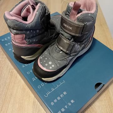 Prodam dekliške zimske škornje Geox Goretex št. 30