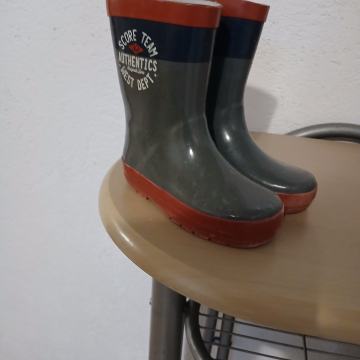 Prodam skoraj nove otroške škornje