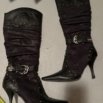 Prodam škornje visoke s špičasto peto, črne, cena 30€ za par