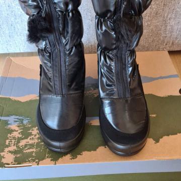 PRODAM, ZELO LEPO OHRANJENE,DEKLIŠKE VISOKE SNEŽNE ŠKORNJE CICIBAN