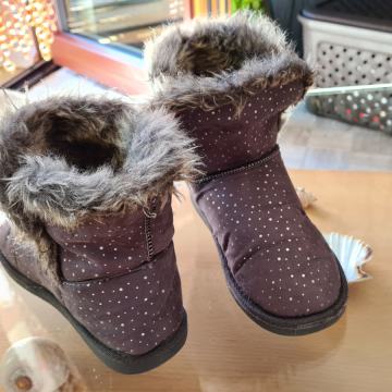 Škornji za deklico.