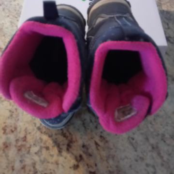 Ugodno prodam dekliške čevlje št 28