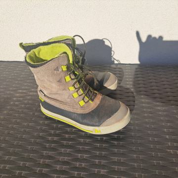 UGODNO prodam lepo ohranjene zimske otroške škornje MERREL št.33