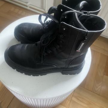 Ugodno prodam otroske zimske gleznarje st.35