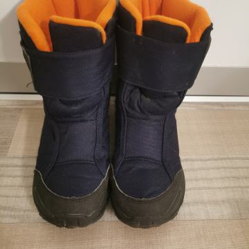 VODOODPORNI TOPLI ZIMSKI/POHODNIŠKI ŠKORNJI QUECHUA st. 34