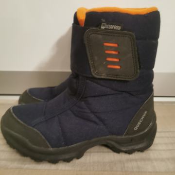 VODOODPORNI TOPLI ZIMSKI/POHODNIŠKI ŠKORNJI QUECHUA st. 35