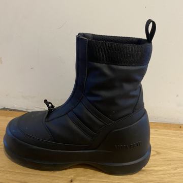 črni dežni Moon bootsi