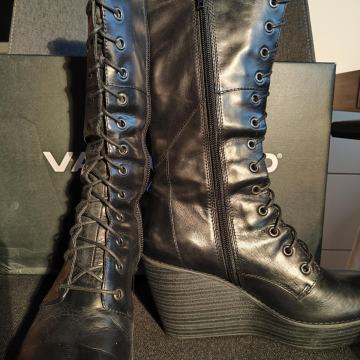 Črni škornji, usnje, polna peta, št.38