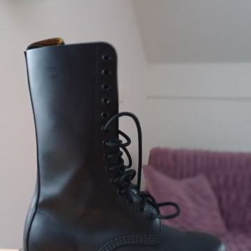 Dr.Martens novi škornji z vezalkami