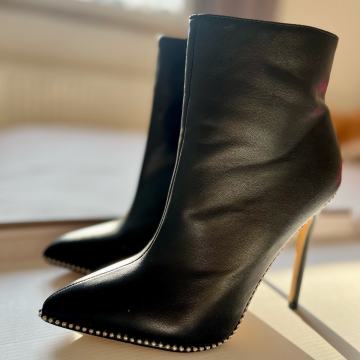 lepi novi škornji št.38.