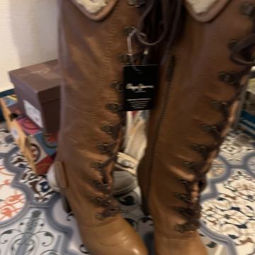 Prodam Skornj Pepe Jeans. Novo. Velikost 37. O ceni se lahko pogovarja