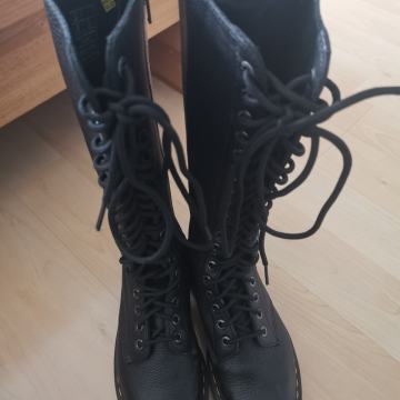 Novi škornji Dr. Martens št. 39