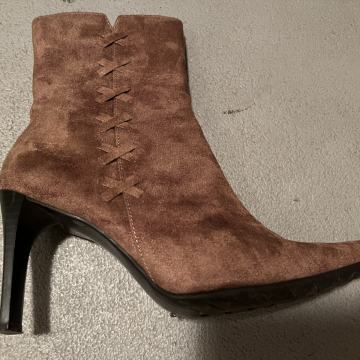 Prodam škornje rjave barve, visoka peta, št.37, cena 20€